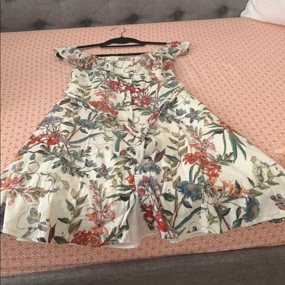 A midi Zara linen dress